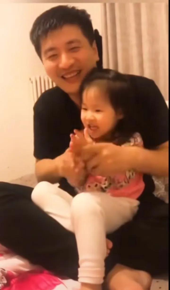 李丽婧还是太软弱了，当初一家三口也很幸福，不应该放手的。

经过别人介绍，张雪峰