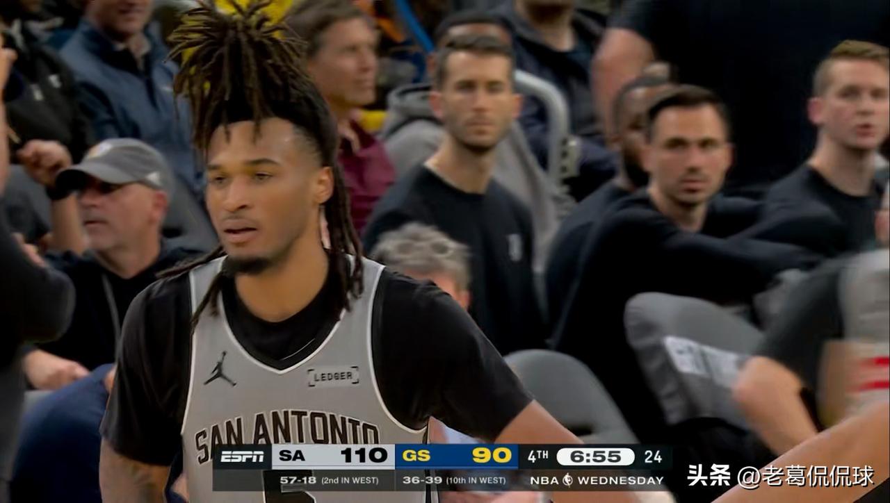 马刺新星卡斯尔的传球能力真是不容小觑！在今天马刺客场以127：113战胜勇士的比