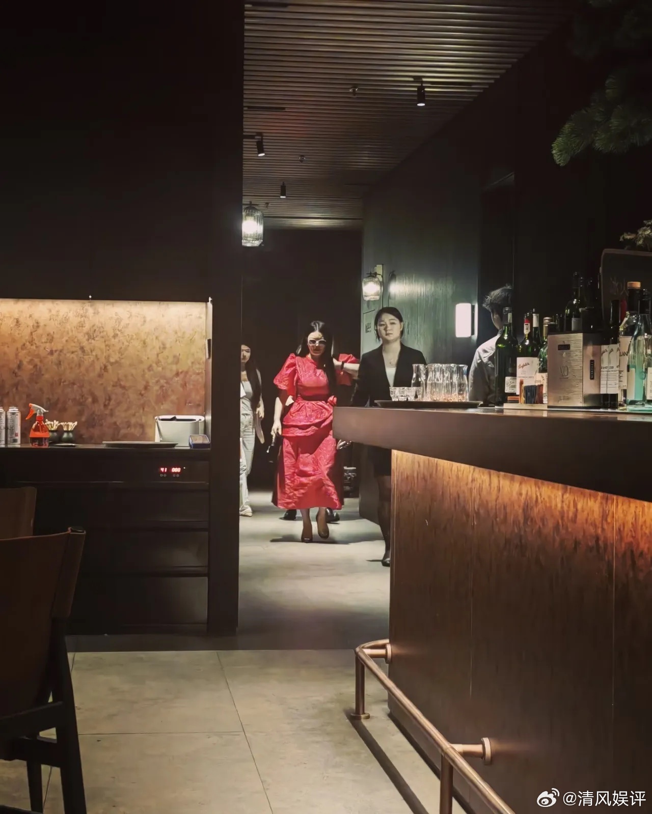 1.李湘私下跟小男友吵架的时候很少避开女儿，她女儿见惯了她强势的一面，现在对待身