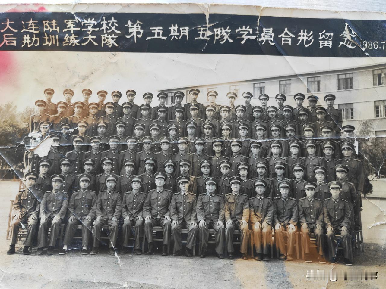都说铁打的营盘流水的兵，但军校的学员却是一批接一批的，为部队输送着钢筋铁骨。
1