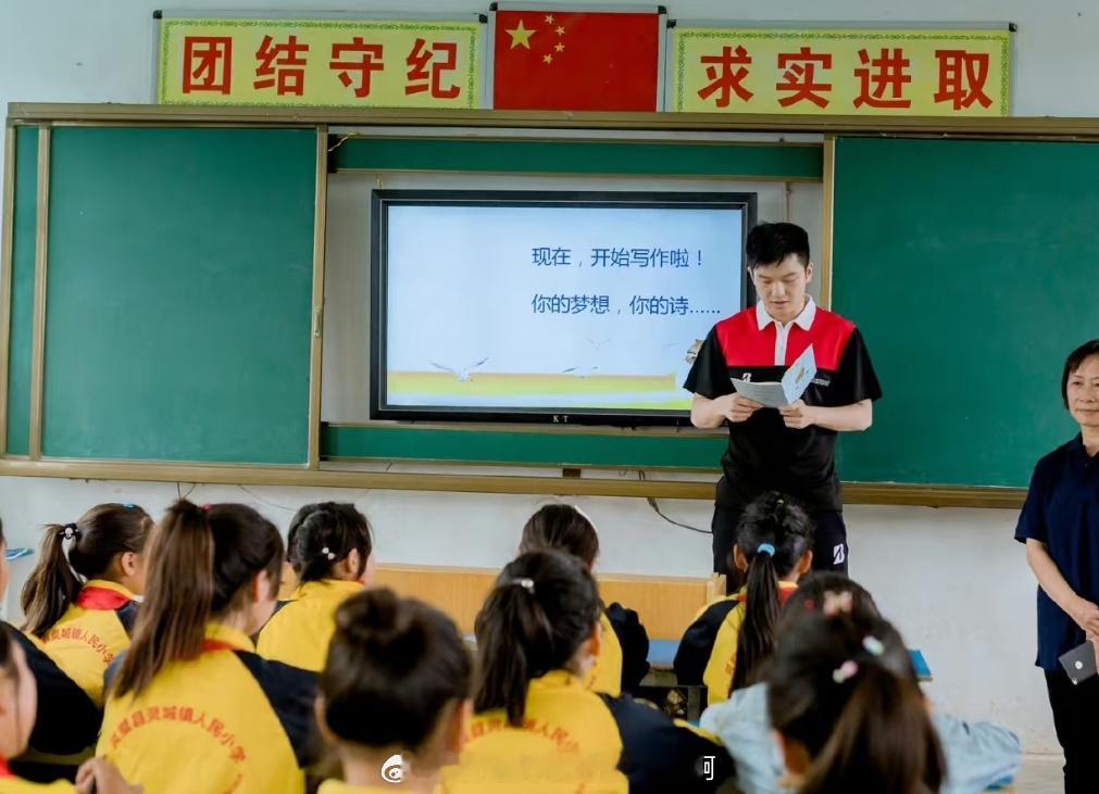 乒颜一[超话]  🎈樊振东📍公益活动🥂大朋友和小学生🌟一起放飞梦想 ​​