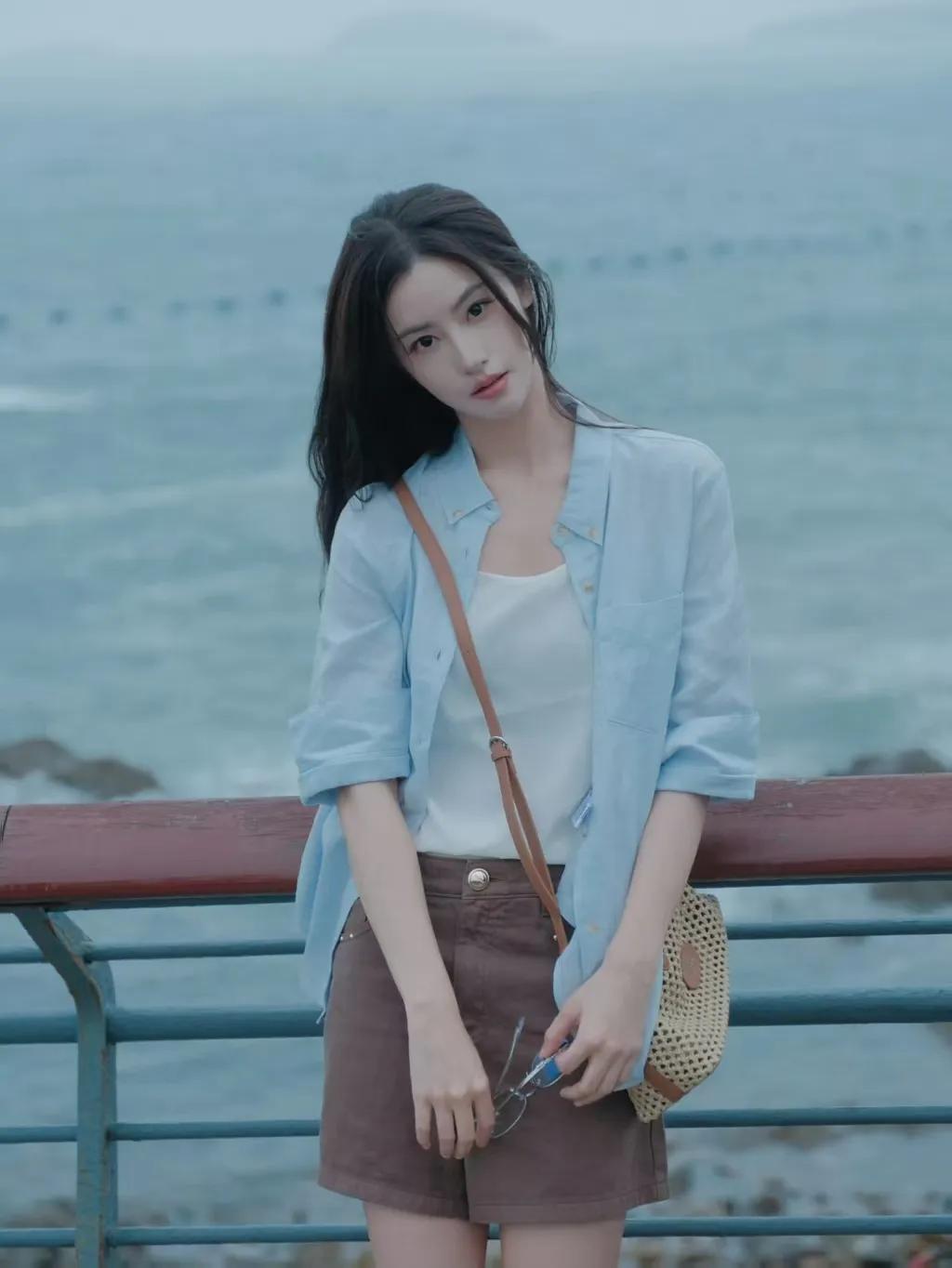毛晓慧海边私服好舒服！
浅蓝色衬衫随性百搭，文艺清新，出游这么拍巨出片📸
 