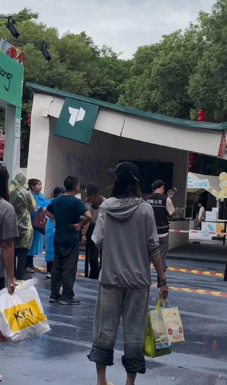 顺峰山美食节遭台风拆台，商铺秒变废墟！商家亏嘛
 
顺峰山美食节本想大赚一笔，结