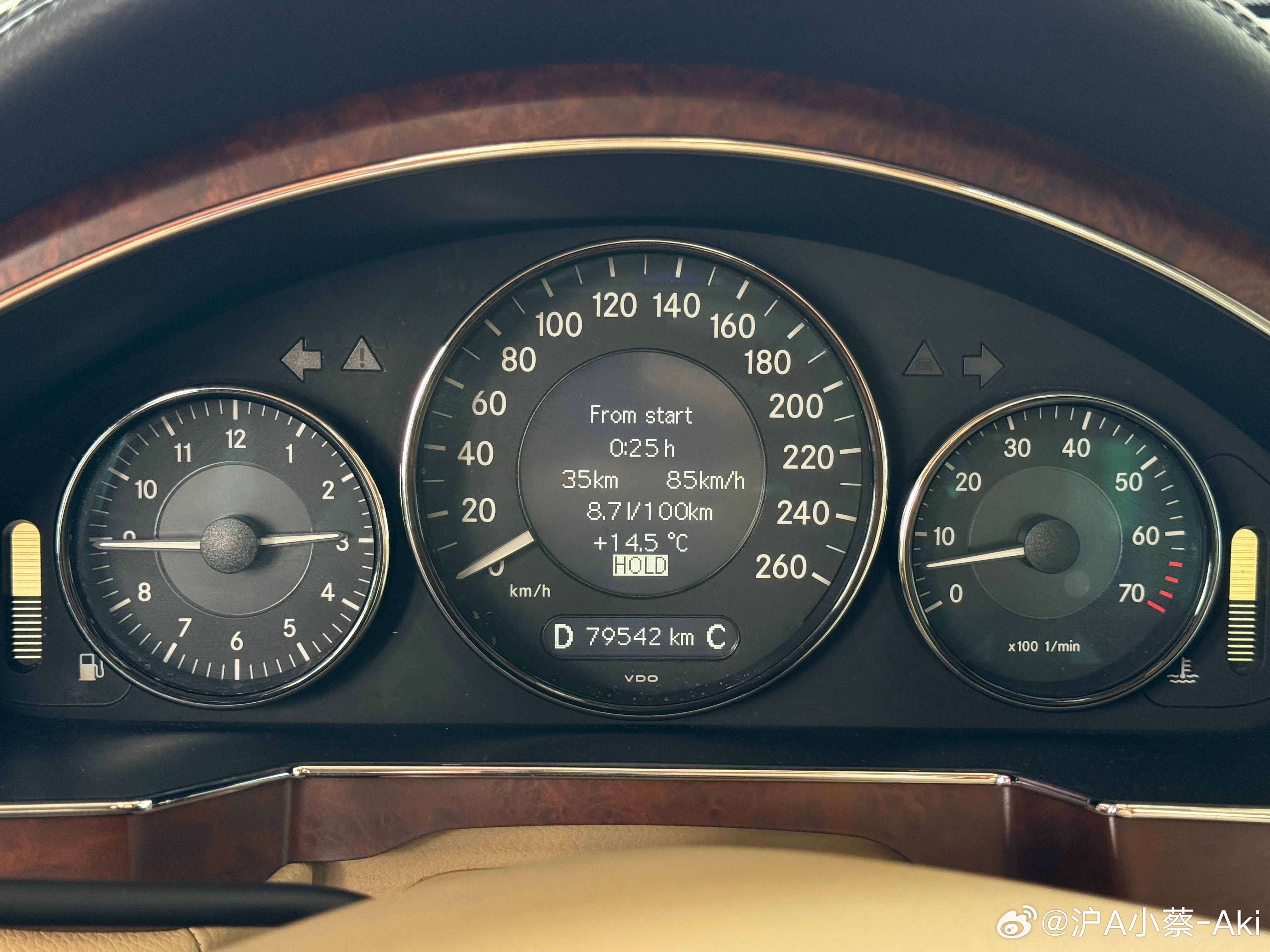 一台07年5.5L自吸V8发动机的老旧燃油车，高速油耗如下。M273+7AT早就