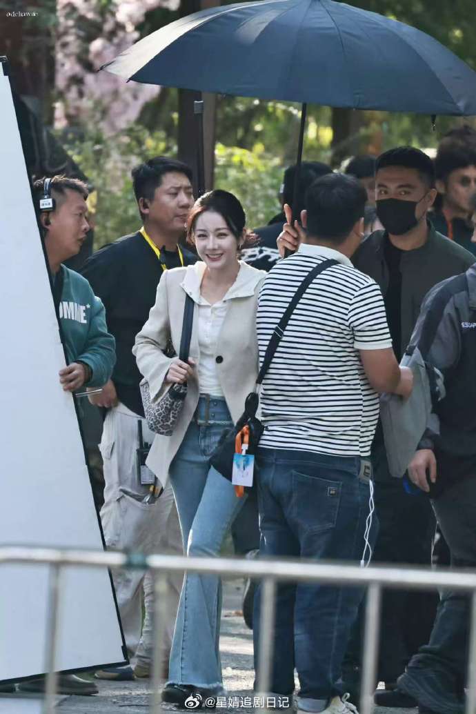 迪丽热巴《虽然不能同时拥有一切 》首波路透，确实都市丽人look更能发挥出热巴身