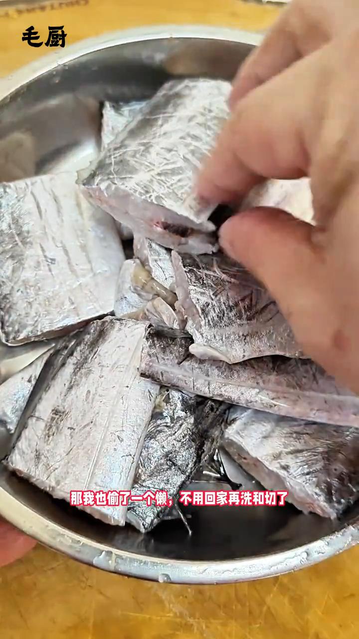 很多朋友总是问雷达网带鱼怎么烧，今天我就来演示一下。鹰钩嘴、小眼睛、糙鳞的就是雷