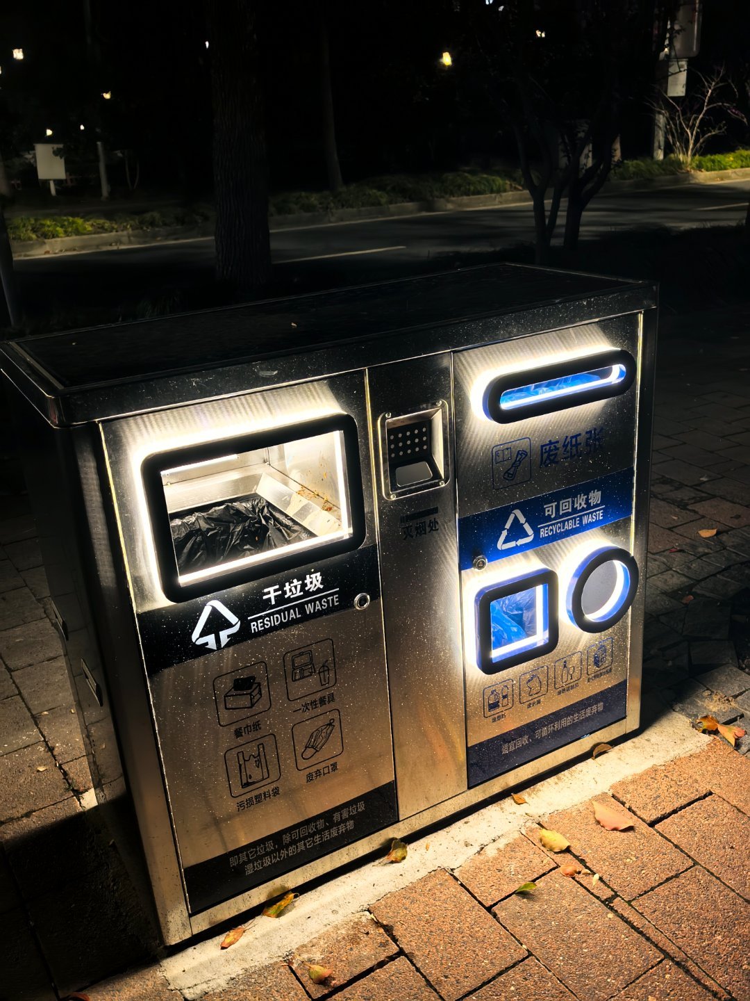最近发现路边换上了妖娆的垃圾桶。想到垃圾分类搞七八年，想看看数据的变化。先说一个