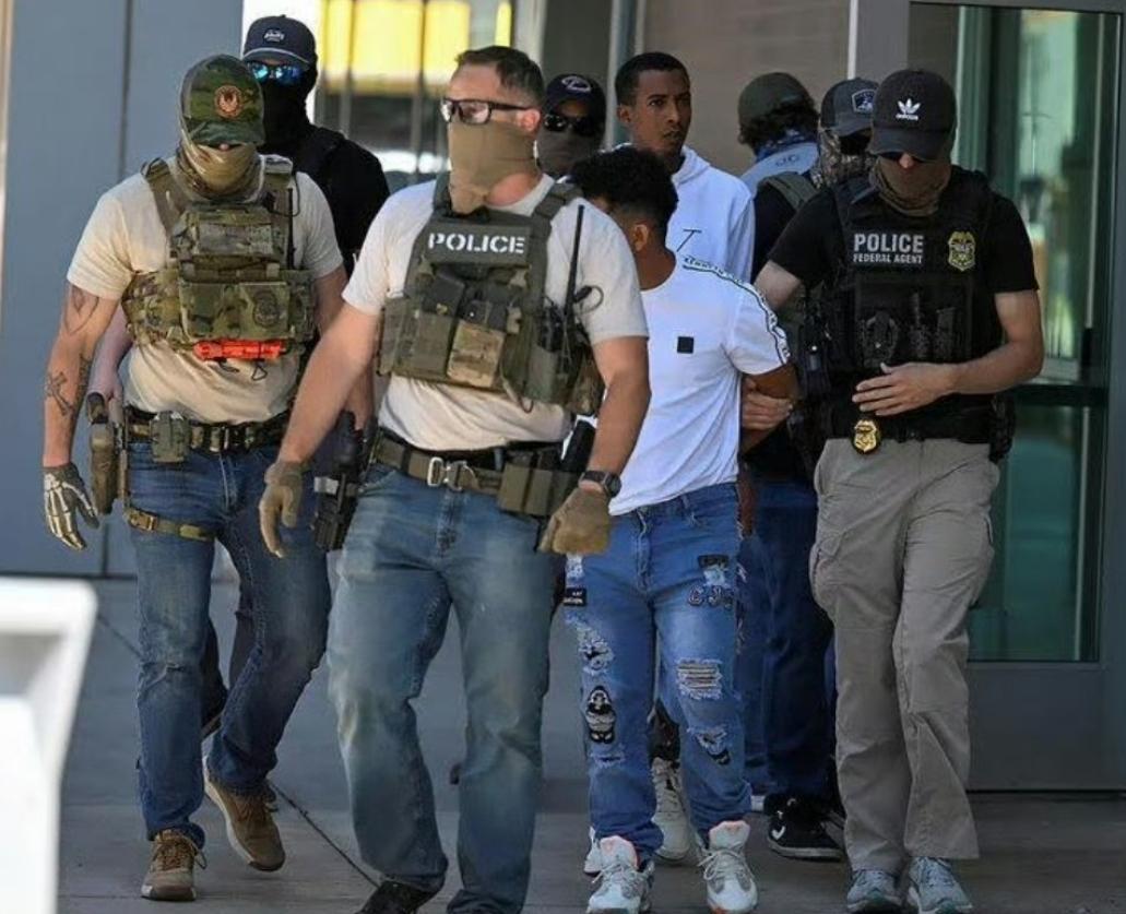 乐子大了，懂王的私兵ICE最近开始不满意了，因为根本没有拿到承诺的薪水。
 
特