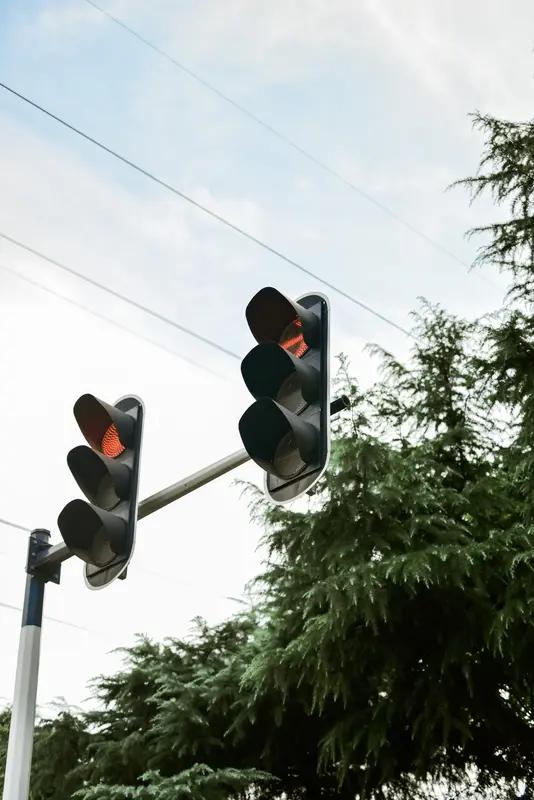 开车20年，头一回听说：信号灯倒计时，没了！

你开车过路口，习惯性抬头看一眼倒