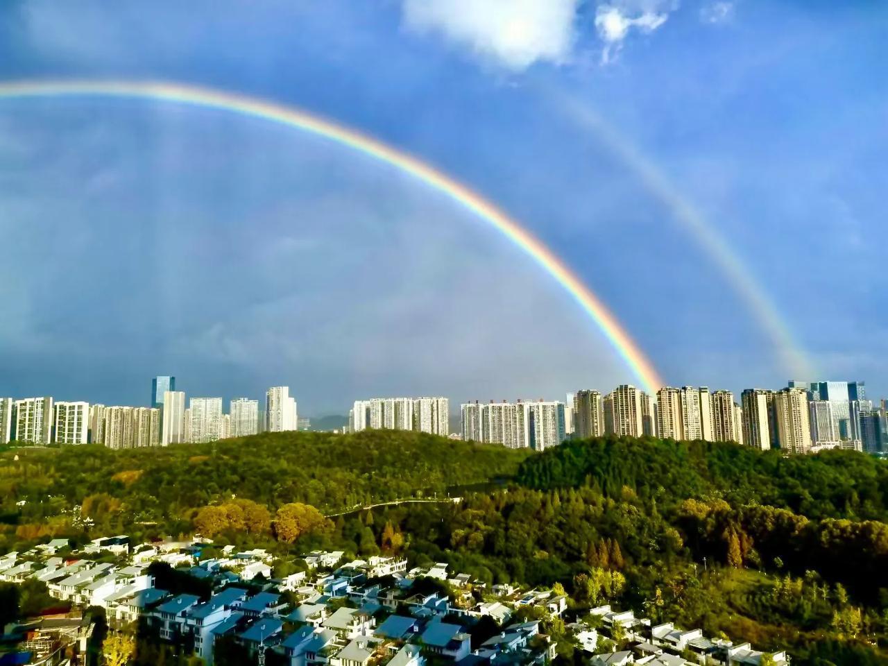 今天，雨后的贵阳格外美，双彩虹如梦幻之桥横跨天际。七色的光芒在天空中闪耀，给整个