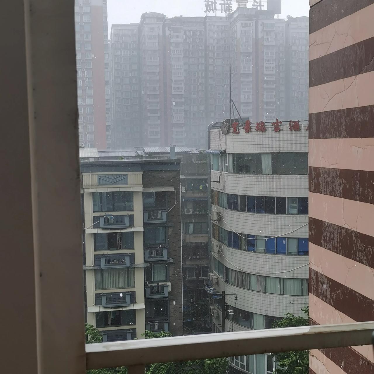 成都今天的高温40℃天气晴转大风大雨连天气预报都没有料到吧！

这才是真的桑拿暴