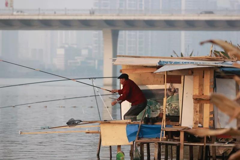 瘫痪的父亲由儿子照顾为佳。女儿虽也可照顾，却多有不便之处。既要换导尿管，又要换尿
