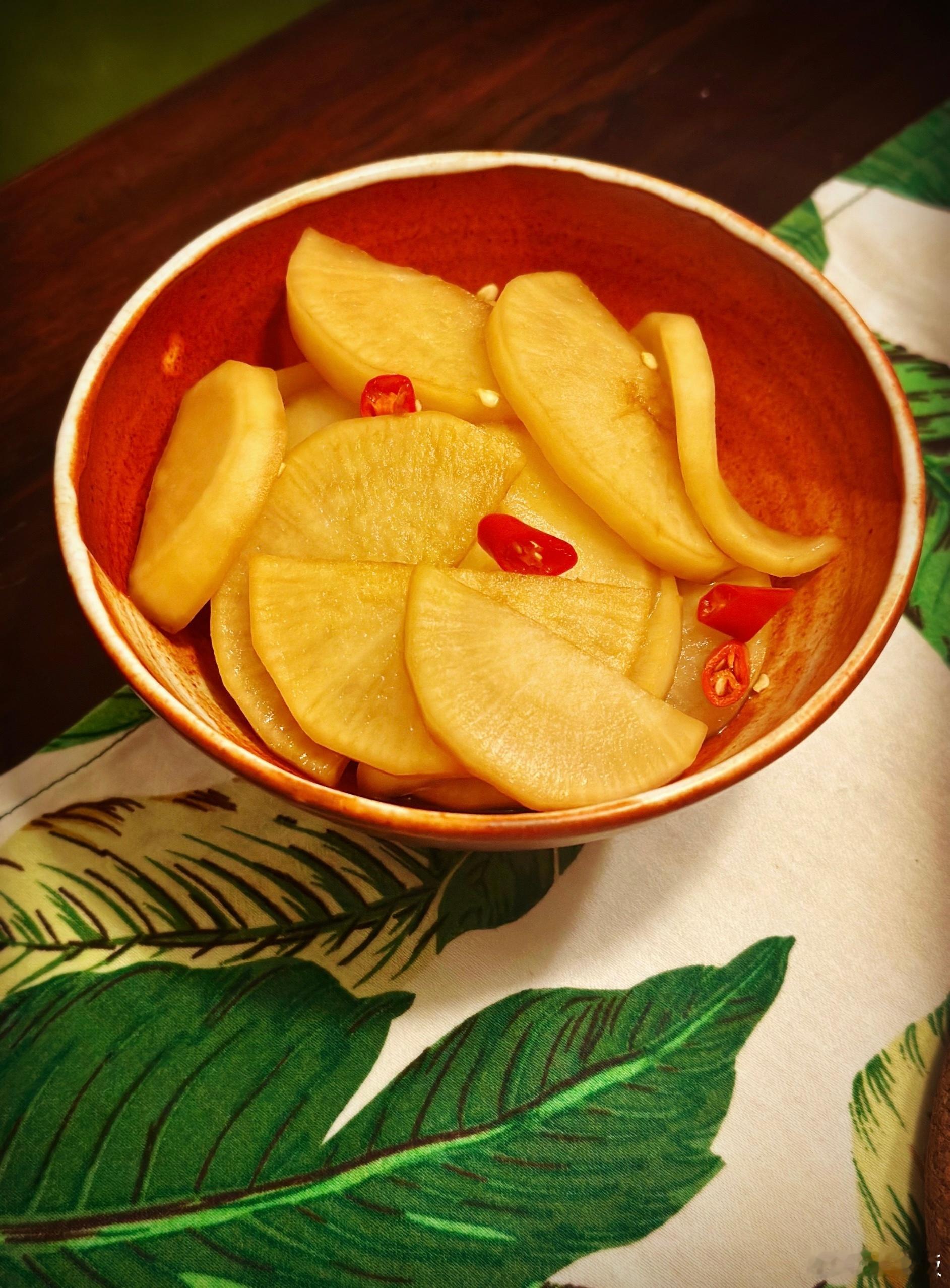 半间灶披间菜单两斤多一条东海钓带，放清酒葱姜蒸，其他什么调料都不用，醋里搵搵，肥