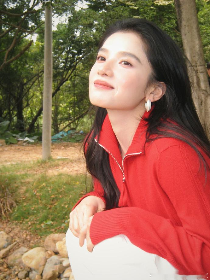 张婧仪好红啊张婧仪红毛衣张婧仪红毛衣造型太戳人！明艳动人，氛围感直接拉满 