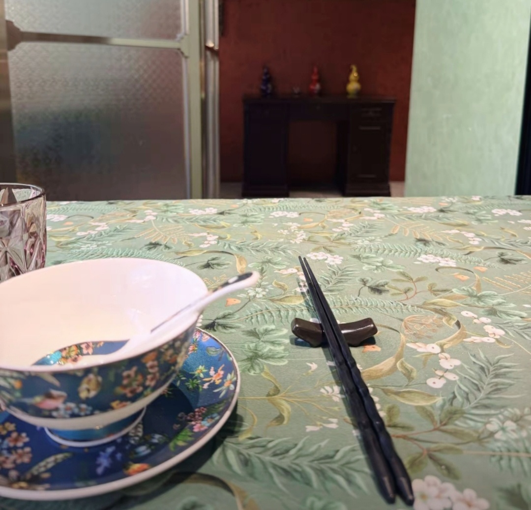 上海一餐厅9瓶矿泉水收费621元¹ 明码标价，20块一瓶的矿泉水卖70块，其实没