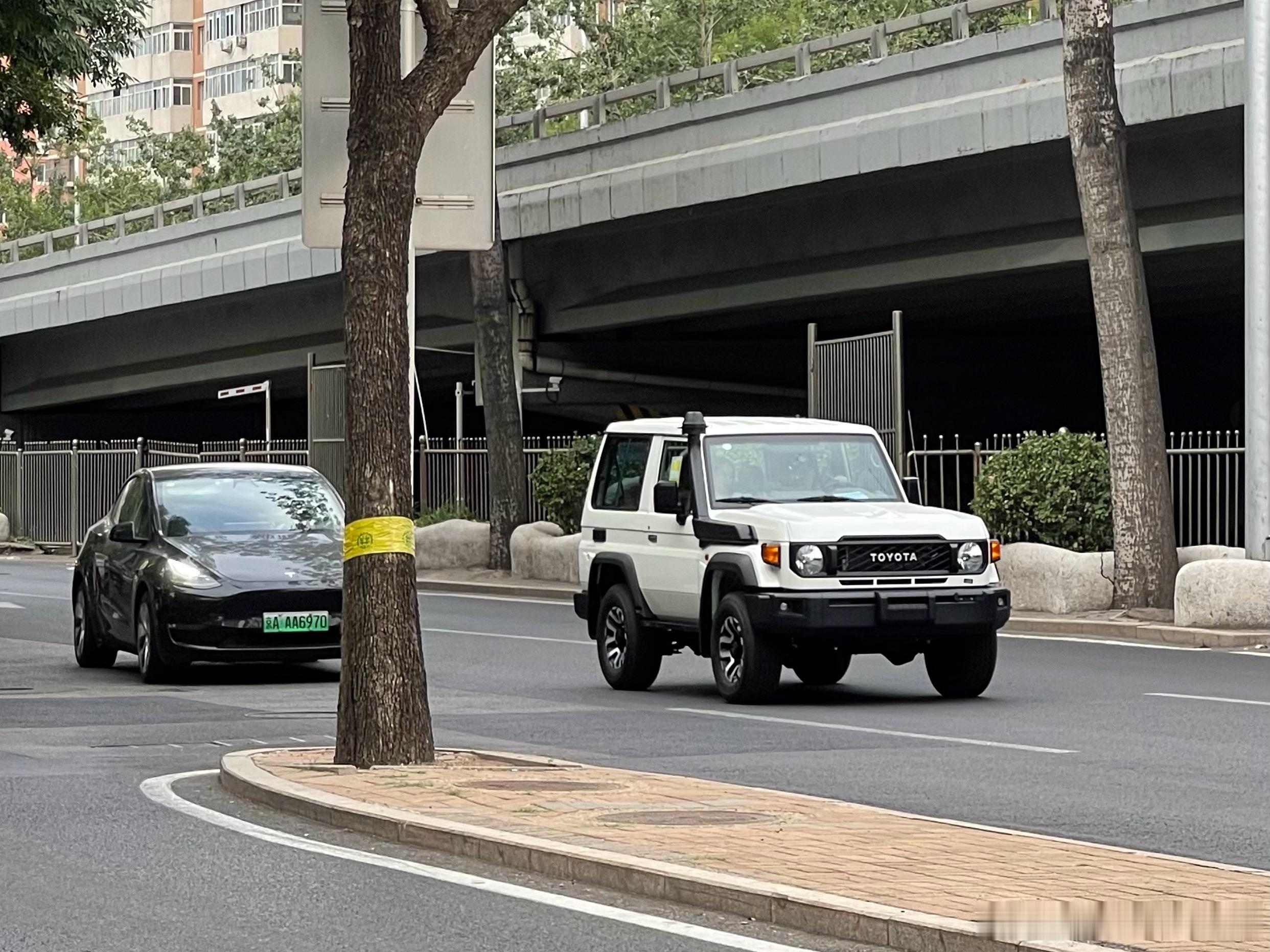 遇到台新款LC71，第一次见实车！看着真不错！本来看它停路边，我琢磨着停好车回去