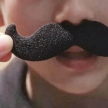 拥有一颗平常心，善待身边的人，做一个快乐的人。要知道，快乐是可以传染的，当一个环