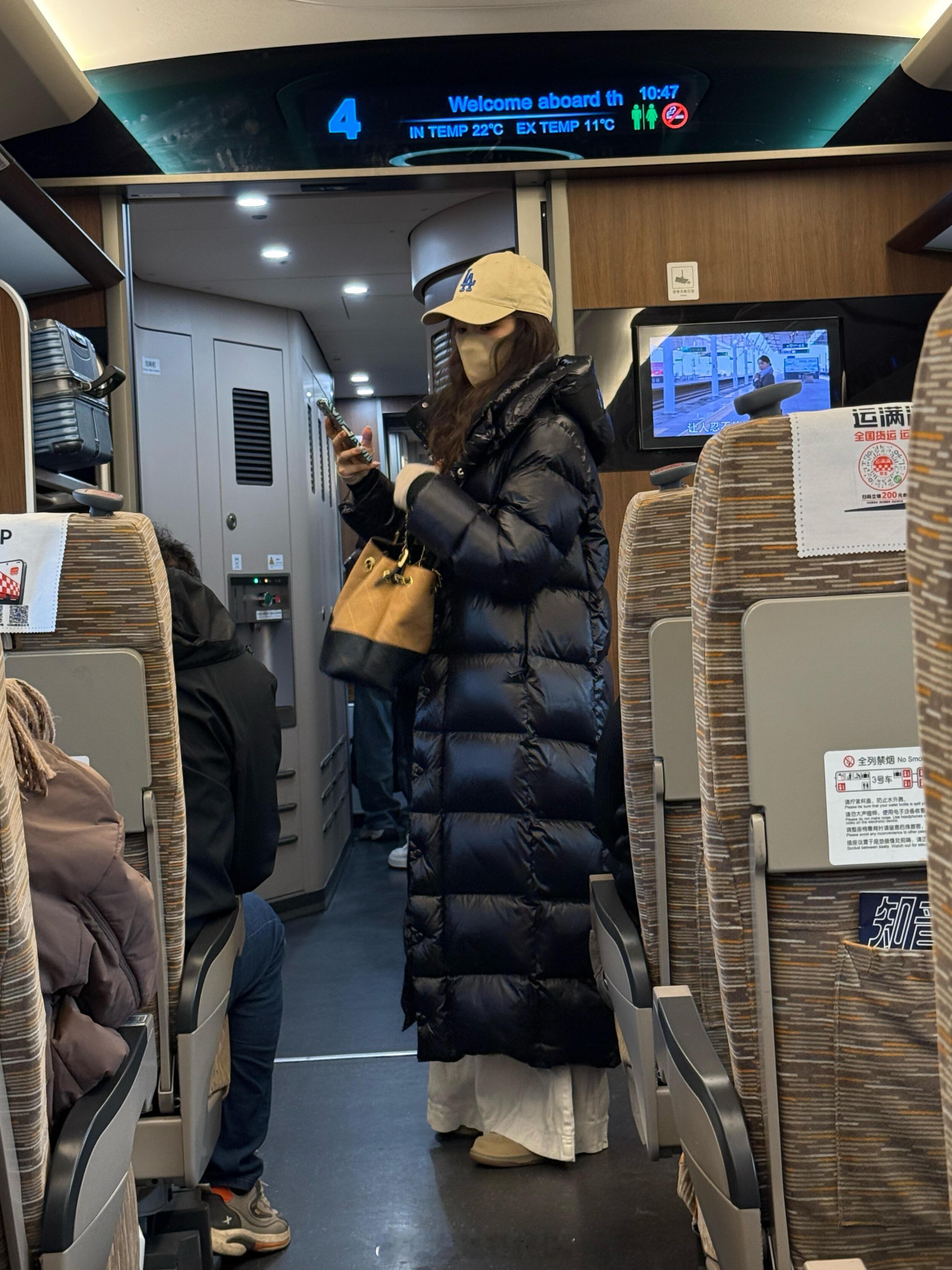 高铁上看到的，想把这个羽绒服焊在身上！！这种黑金的面料最近好像很流行？不过看小姐