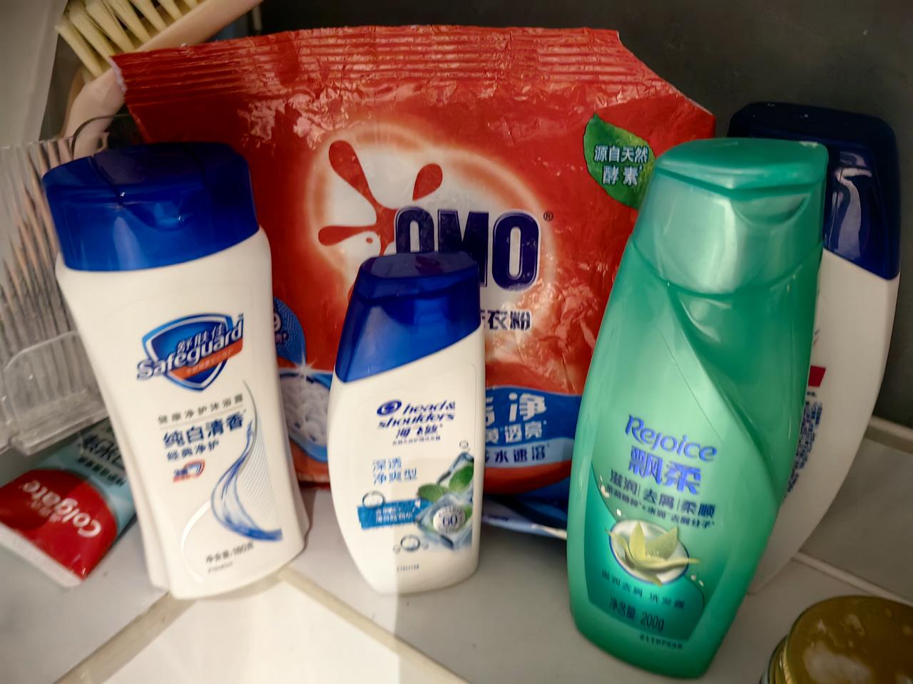 现在才发现，我们用的洗头膏，海飞丝，潘婷，飘柔等，沐浴液舒肤佳，洗衣粉汰渍等，都