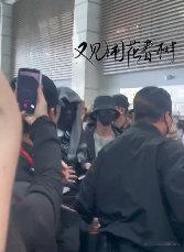 王橹杰左奇函陈奕恒回国王橹杰左奇函陈奕恒回国路透 王橹杰左奇函陈奕恒回国，好多人