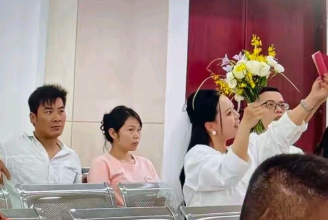 这张神图的出现，也许，多年以后，后面坐着的是当年前面的人！分享你今日的感悟动图神