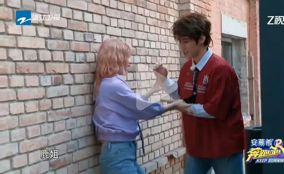 玩撕名牌这种游戏还是穿长点的衣服好啊 就不会出现这种尴尬了 ​​​