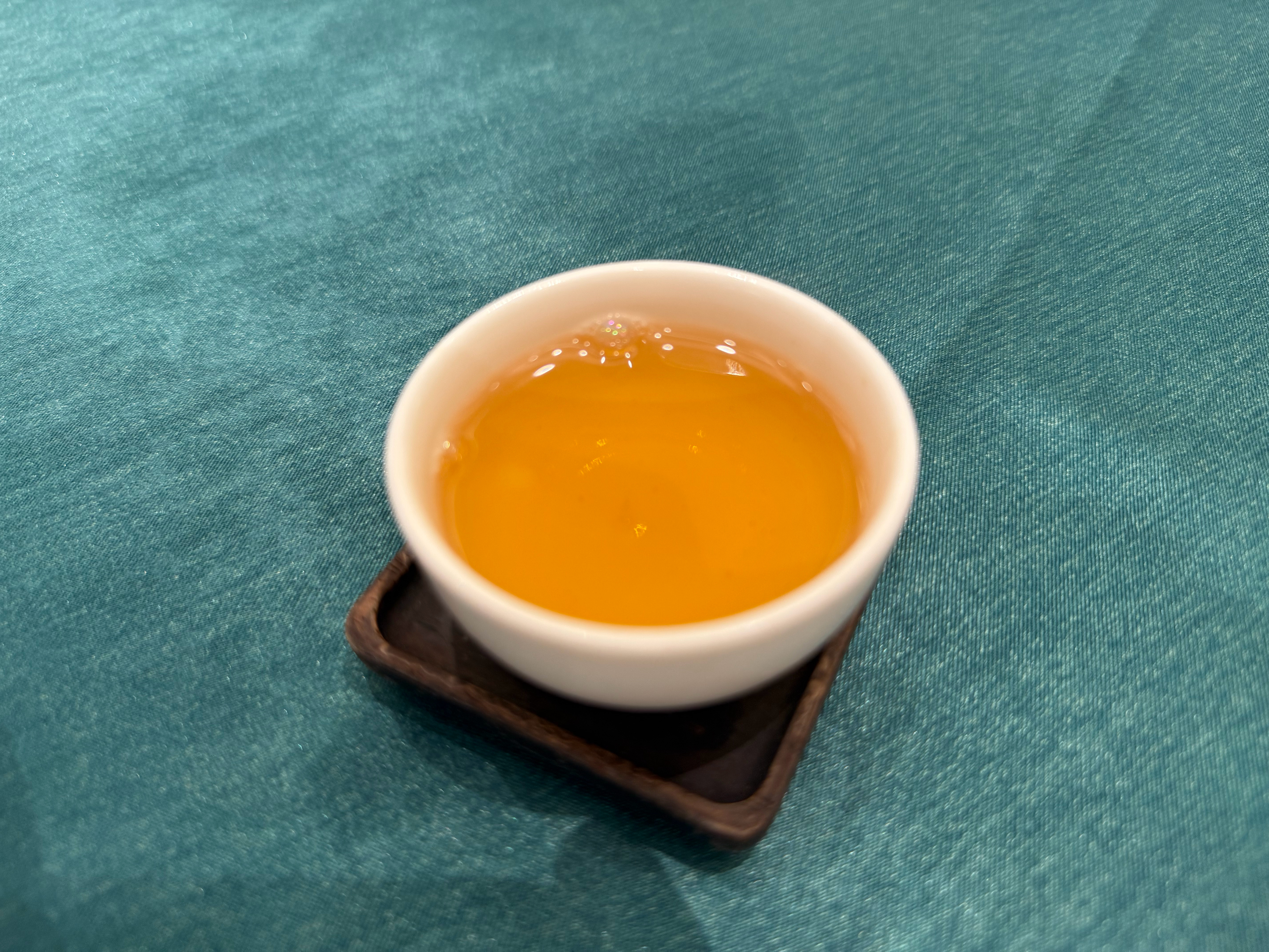 周末的雍苑，人声熙攘。我们刚坐下，便注意到桌上那壶还未撤下的茶。前一桌的女士临走