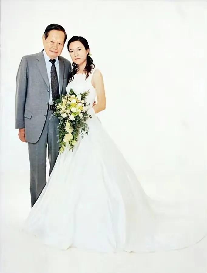 2024年102岁高龄的杨振宁和夫人翁帆结婚已经20年了！
2004年11月5日