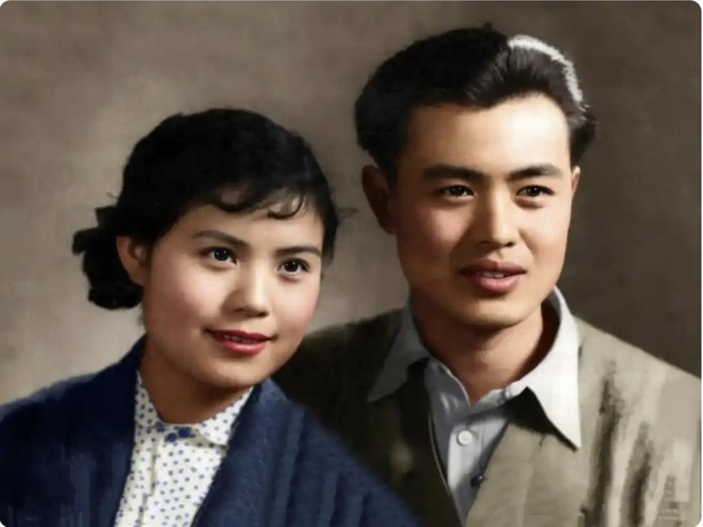 分享充满回忆的老照片新中国评选出的“二十二大电影明星之一”的李亚林与妻子贺小书合