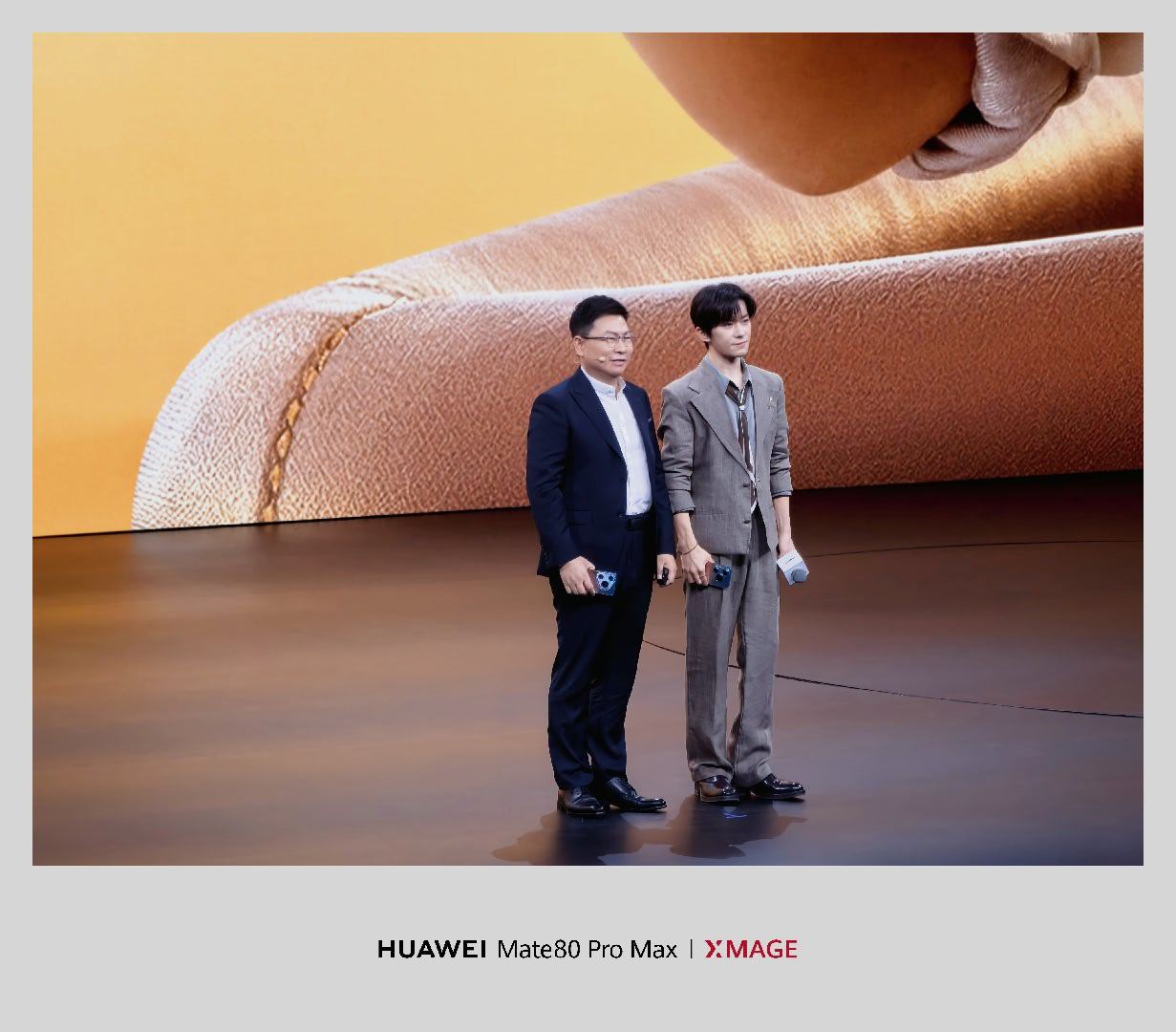 开心又略显紧的余总帅帅的易烊千玺这俩站一起，特有画面感！ 