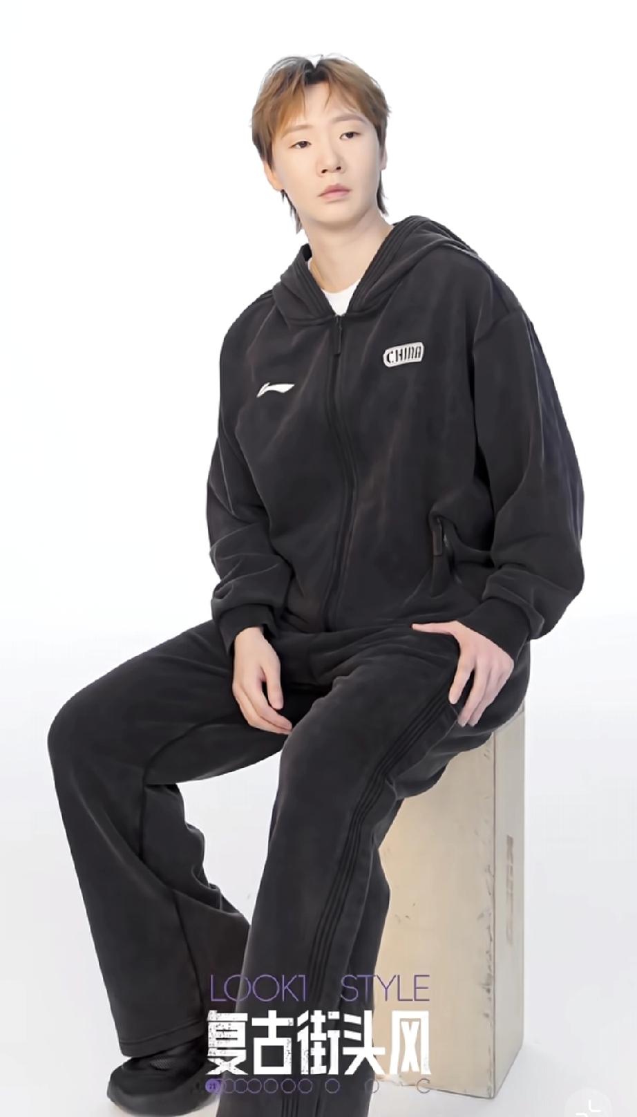 超模王曼昱又来营业啦！穿着今年李宁最新款复古休闲运动服，又酷又有范儿！
176c