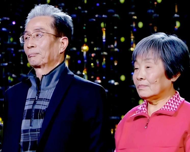 蒙曼老师是没有遇到合适的男性，谁不想组织家庭呢？
 
理解老父亲、也理解蒙曼老师