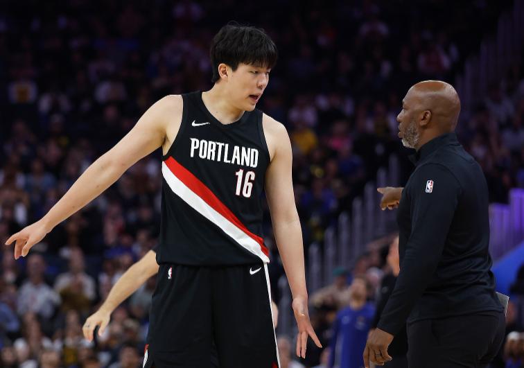 NBA新晋主帅克星！杨瀚森咋一来开拓者，比卢普斯就出事了呢？

上赛季在青岛，主