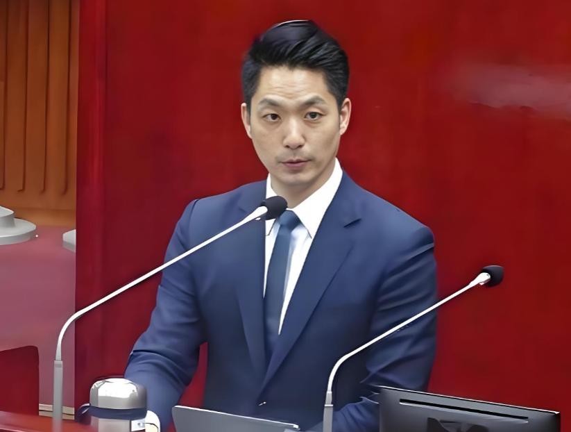 蒋万安今天在台北市议会，被民进党议员问了一个问题：你是不是中国人？

这个问题很