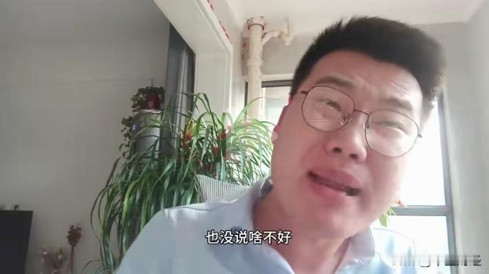 小伙子也不知道买了啥，一度跌停，让他气愤之极，大喊大叫！实际上，经常看到他，投资