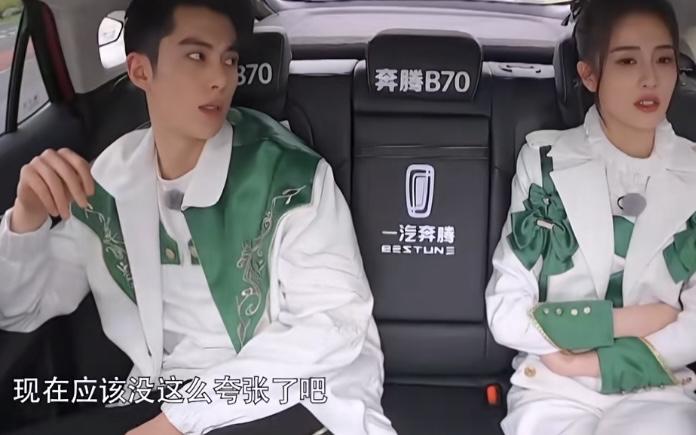王鹤棣问白鹿：“你撕过名牌吗？”白鹿：“撕过一次。”王鹤棣：“现在应该没这么夸张