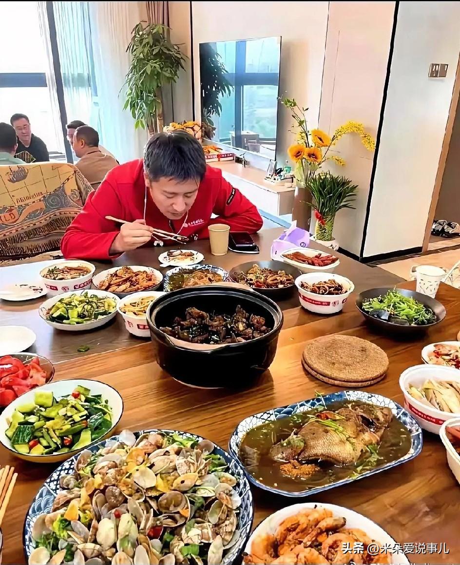 吃，是最能缓解压力的一种方式。在台上侃侃而谈的张雪峰，给人的第一印象就是在饭桌上