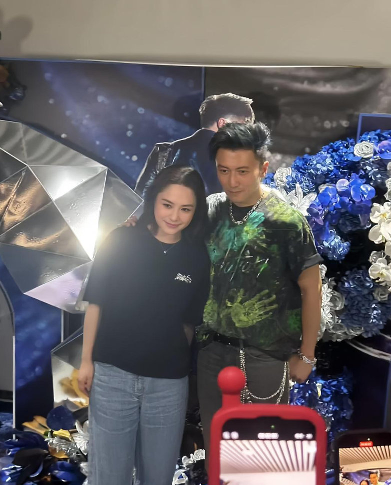 原来谢霆锋与美女合照也会紧张！ ​​​