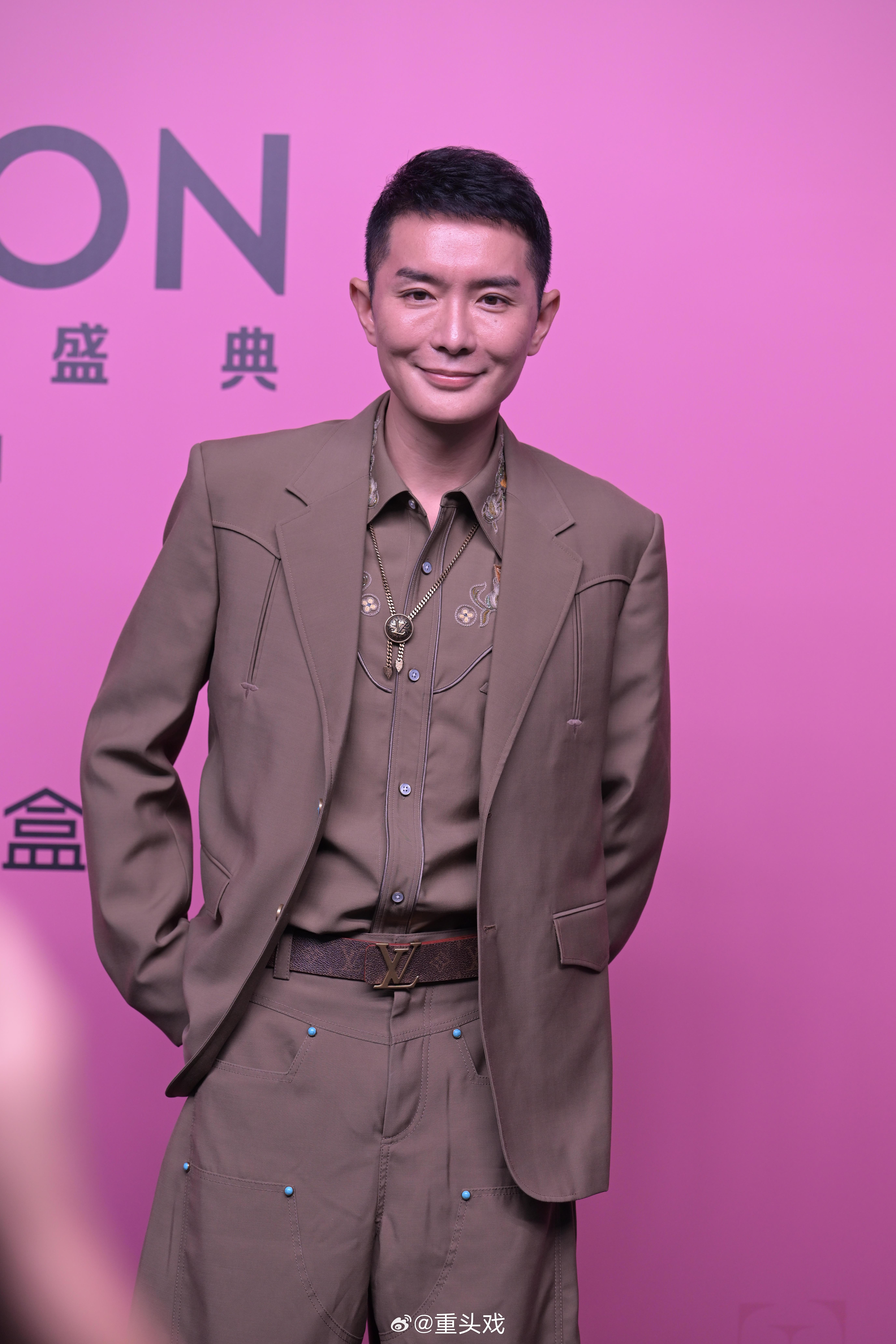 #刘冲也hold不住vogue背景板# 刘冲：笑笑算了😏 ​​​