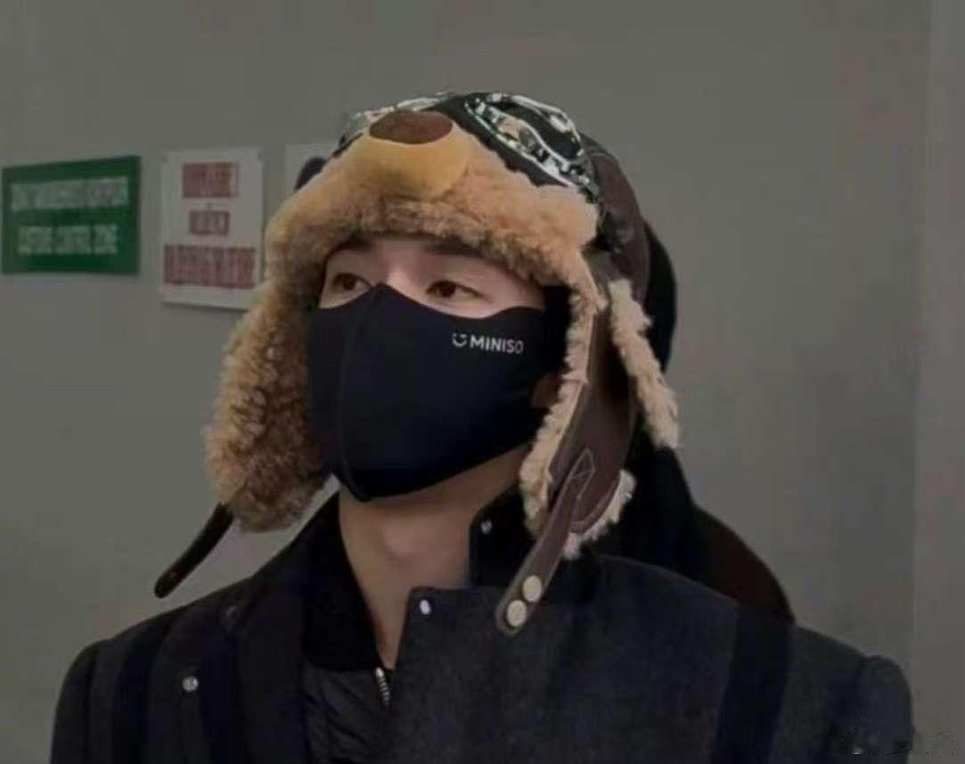 严浩翔小熊帽子严浩翔俄罗斯回国路透严浩翔俄罗斯回国路透 超级萌的小朋友 