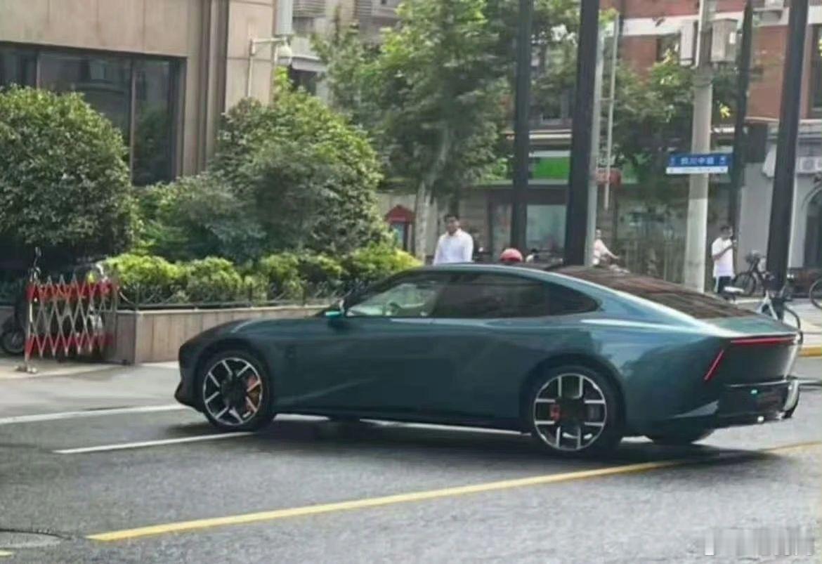 全新一代小鹏P7的最新谍照图来了，大家评价一下颜值怎么样？ 最近，越来越多人拍到