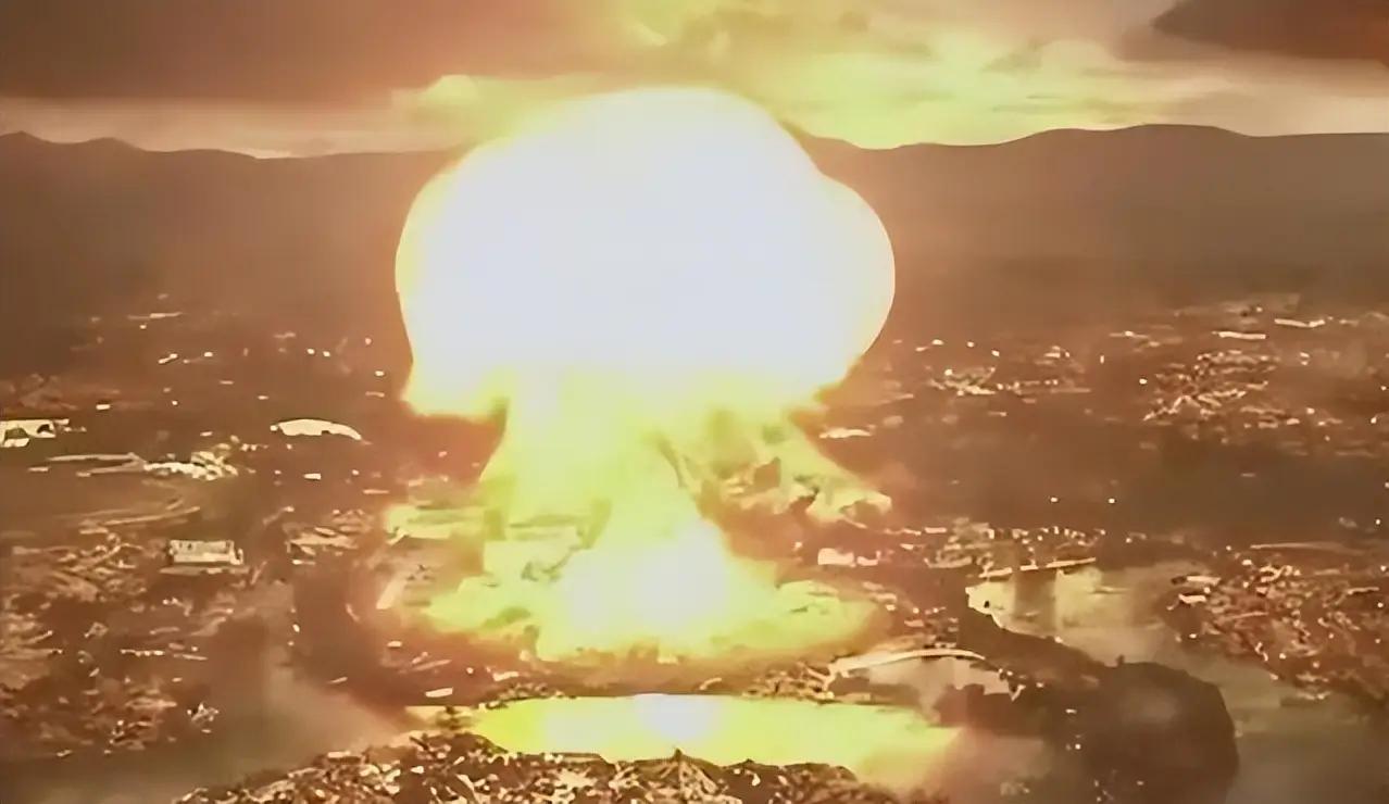 1945年，两颗原子弹投下后，日本仍拒绝投降，坚信美国没有第三颗原子弹，但随后美