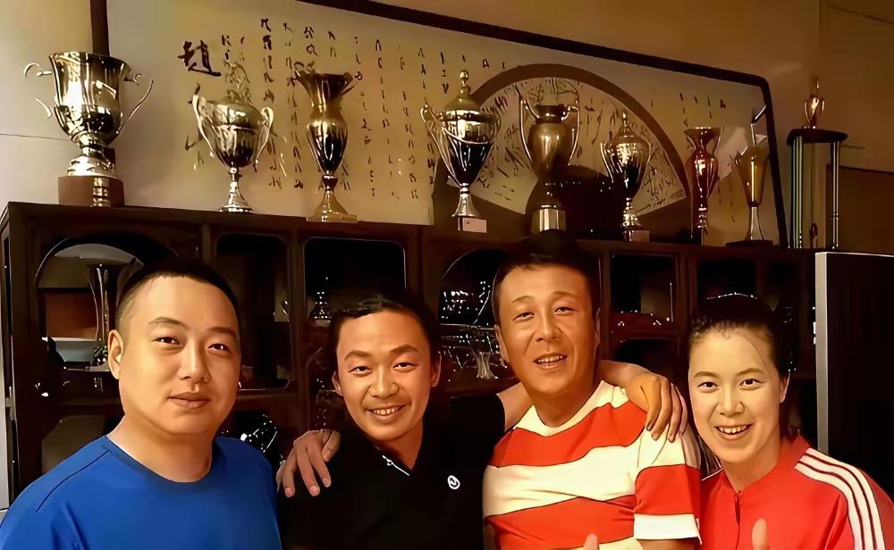 除了王宝强，其他三位肯定不是一般人，你看后边那些奖杯。