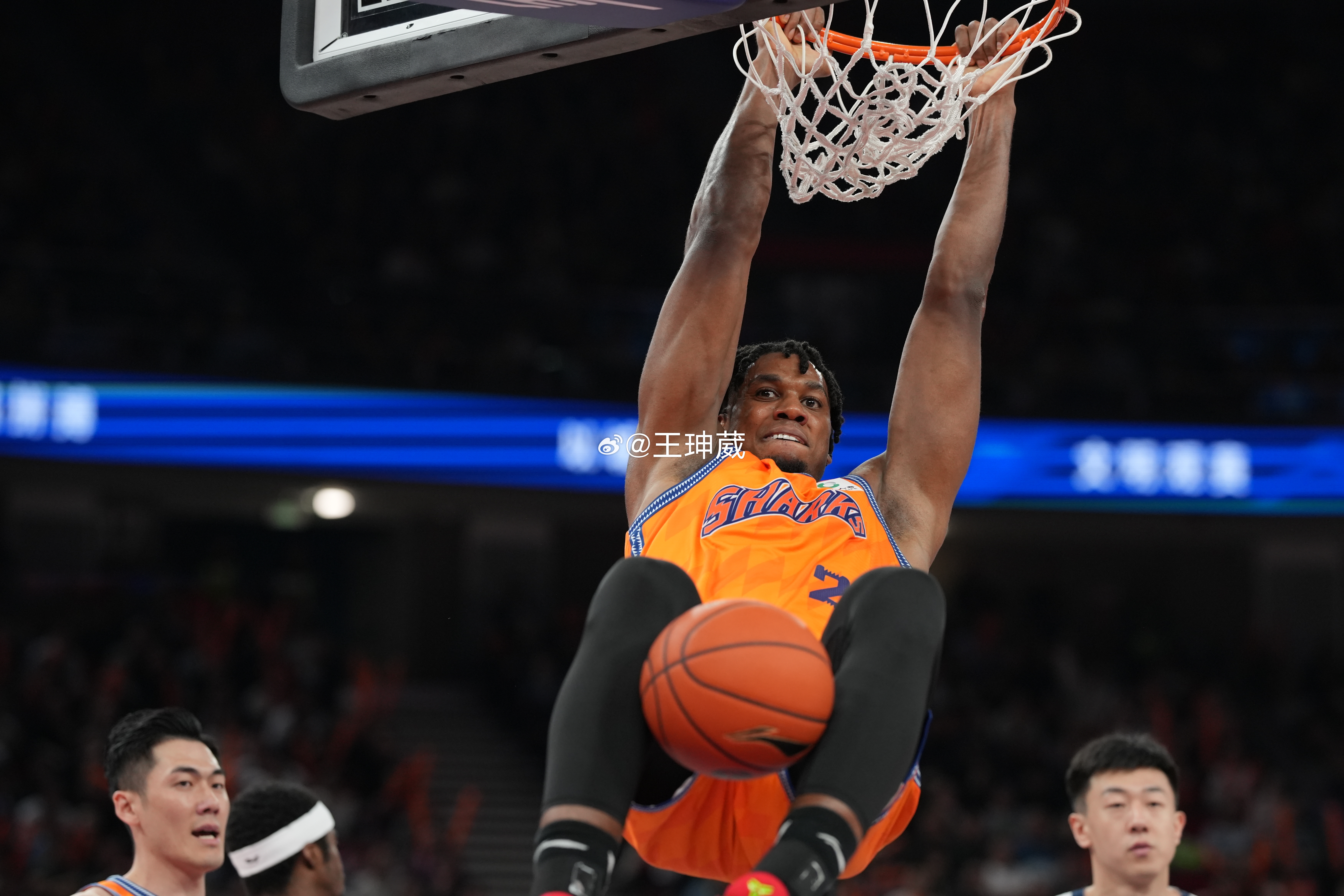 大白边打出了禁区统治级的表现，这笔签约现在回过头去看，上海队真赚麻了！上海男篮v