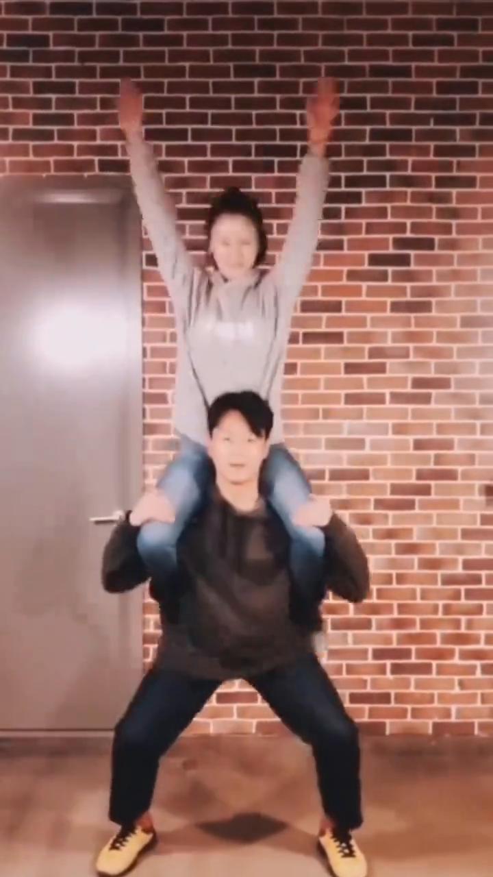 佟大食堂今日菜谱：水果酸奶拌。
燃烧我的卡路里。现在是下午甜点时间，今天为家里的