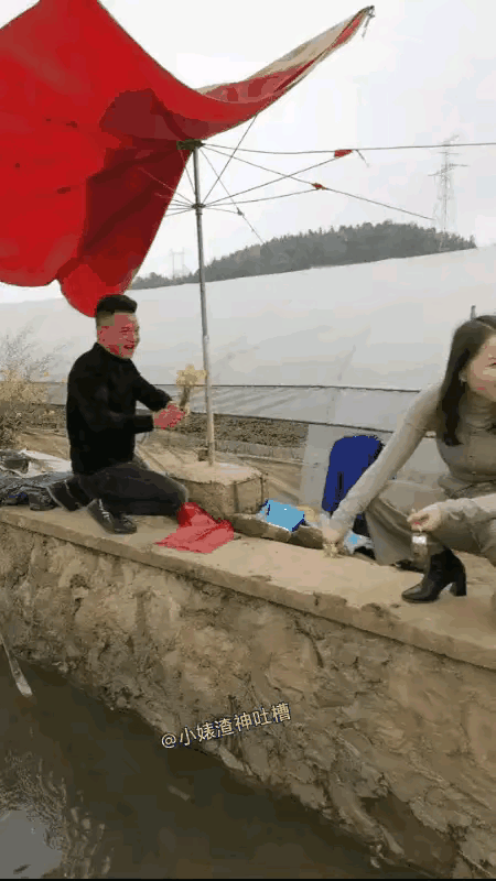 男子献殷勤，用一束鲜花，俘获美女芳心。
美女接受鲜花后，男子还不罢手，得寸进尺，