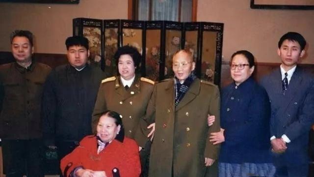 一句玩笑话，一世亲家情：毛主席和张文秋家的故事，比电视剧还暖

李讷带着儿子王效