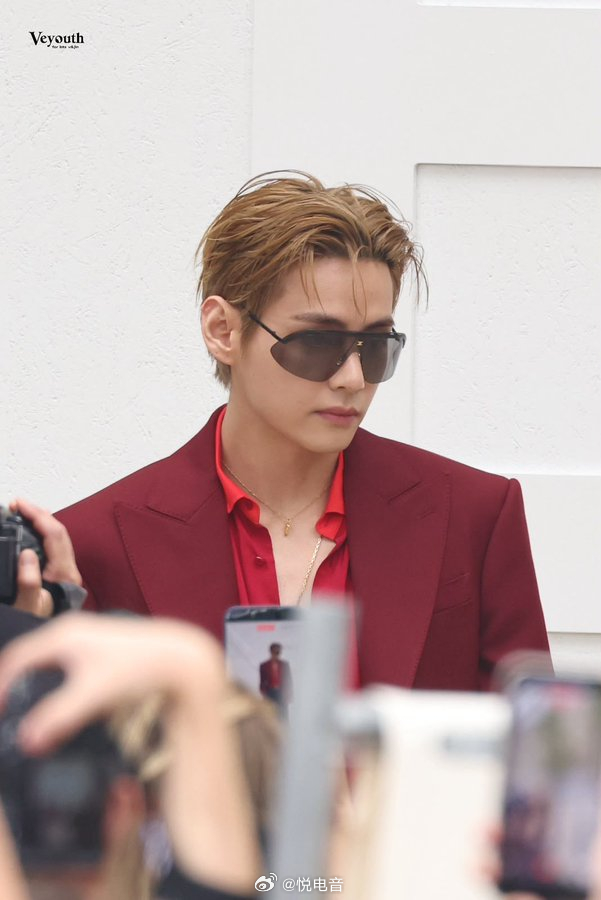 金泰亨 【Kim Taehyung出席CELINE大秀引发社群高热度讨论】根据第