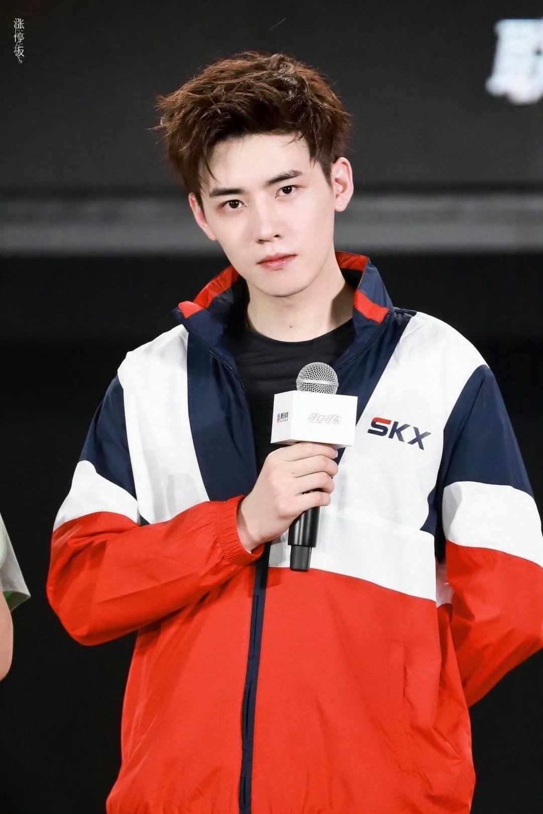 R1SE认证任豪脸杀第一人 任豪：我真不想靠脸！蘑菇屋里刚抽到“帅气外表”卡就秒