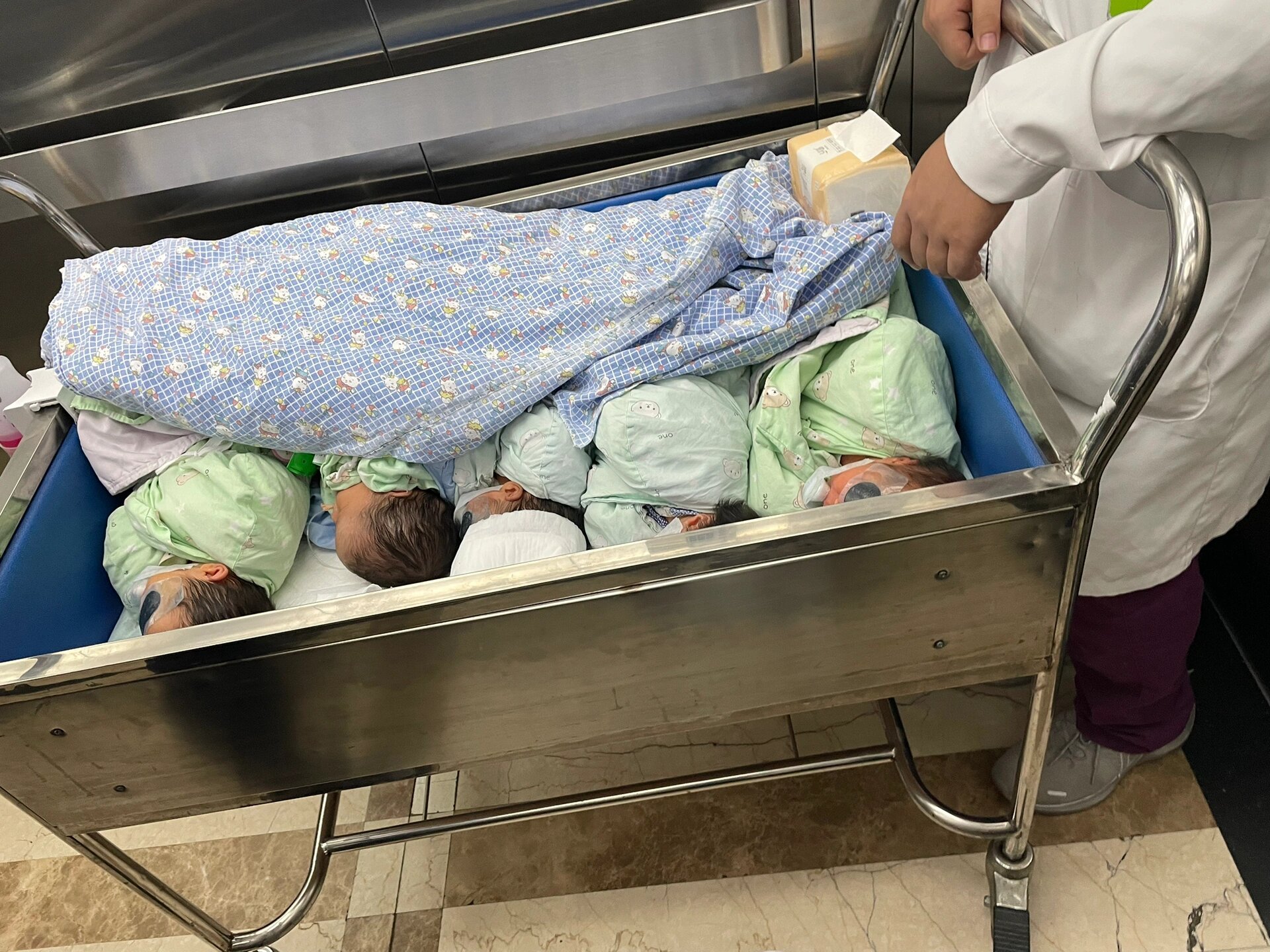在医院电梯看到运送婴儿一排排好可爱啊 ​​​
